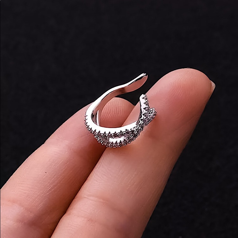 ⚜️[𝟯/$𝟮𝟴]⚜️NEW CZ Silver Crisscrossed Ear Cuff - Picture 6 of 11